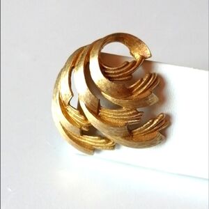 Vintage Monet Brutalist Modernist Classic Brushed Goldplated Swirl Unisex Brooch
